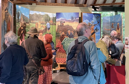 Bezoekers in het museum